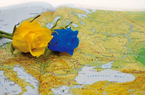 Ukraine map roses blue yellow