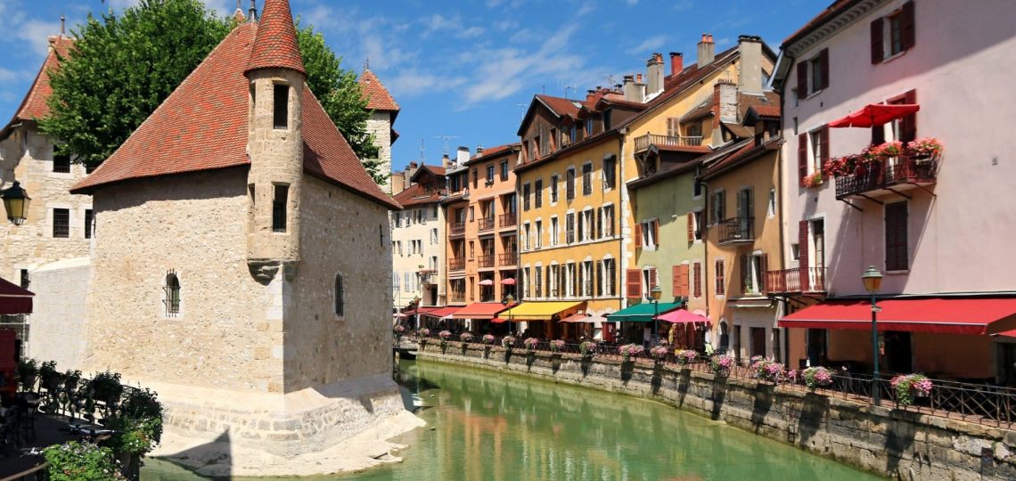 The Palais de l'Isle and the Thiou quays in Annecy min