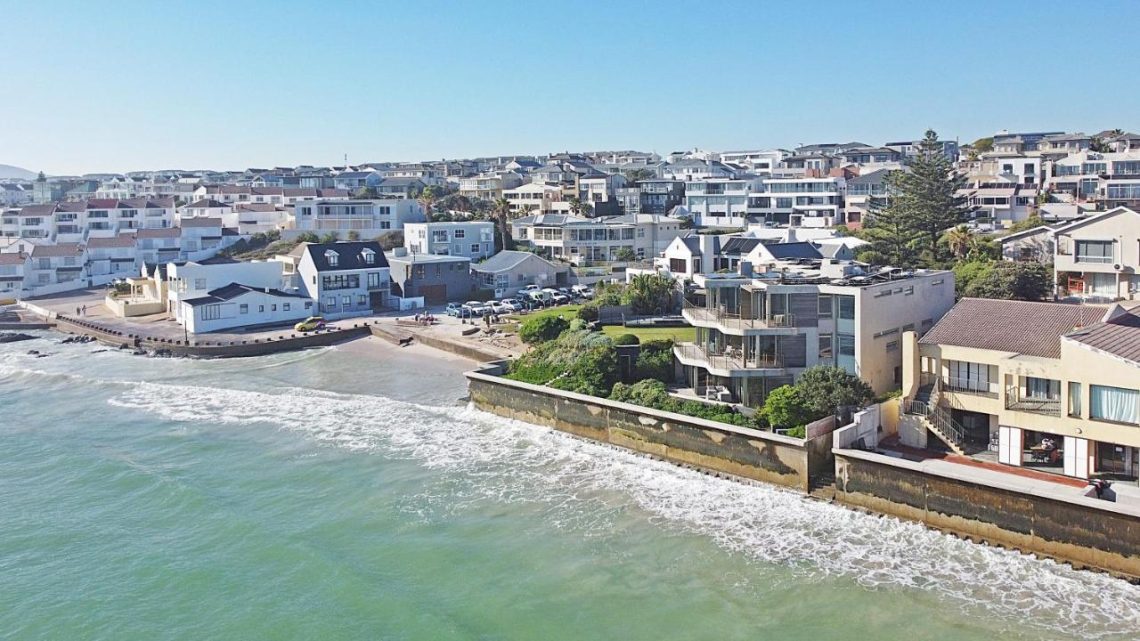 places to stay in Bloubergstrand
