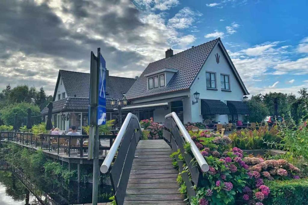 Giethoorn - where to stay - with flowers all around