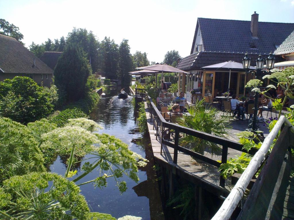 Where to stay in Giethoorn - hotel stay on the canal