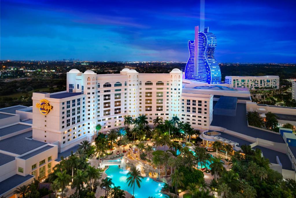 Hotel in the shape of a guitar