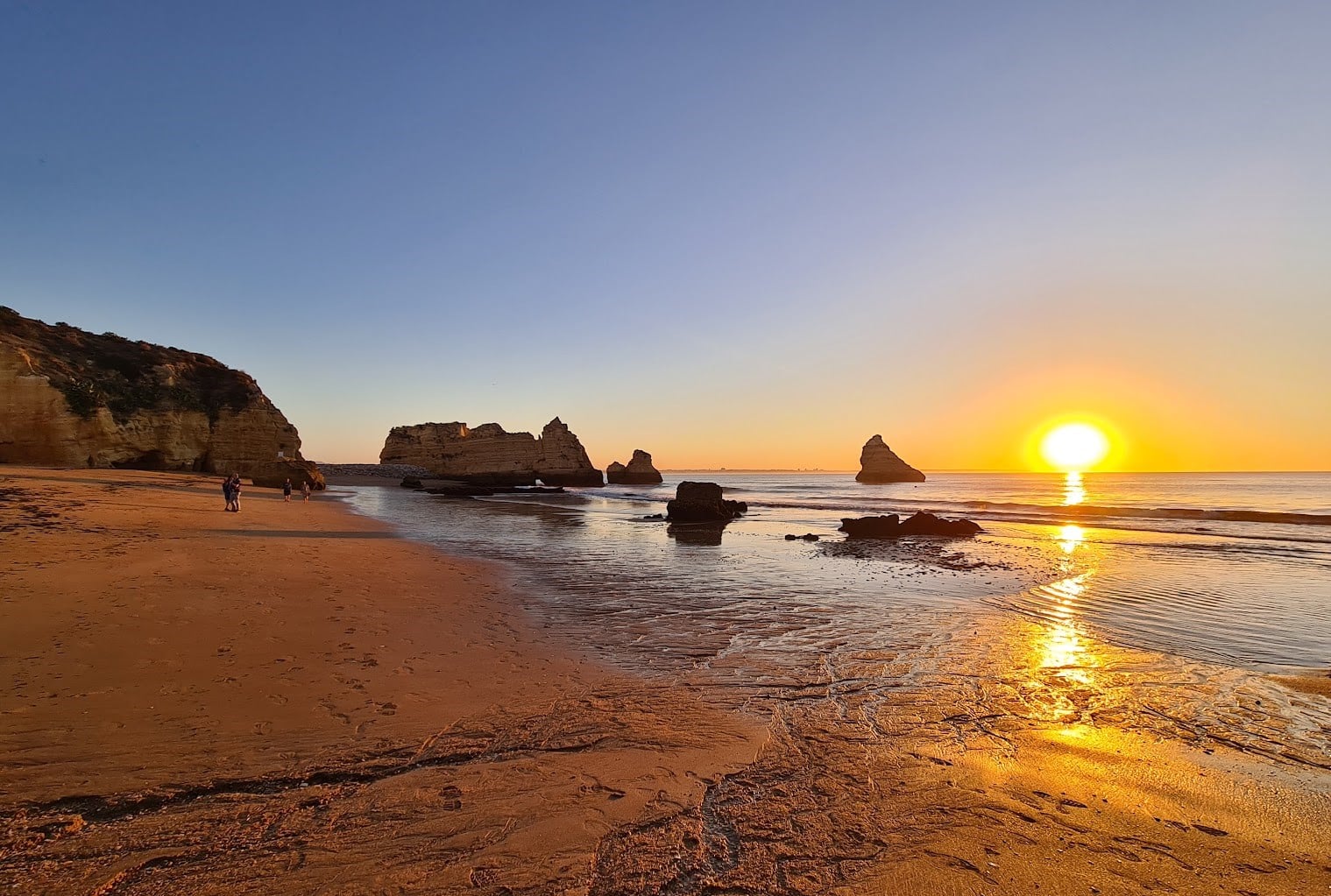 Praia dona Ana, Beautiful beach in Algarve, Portugal, Beautiful Places to Watch the Sunrise