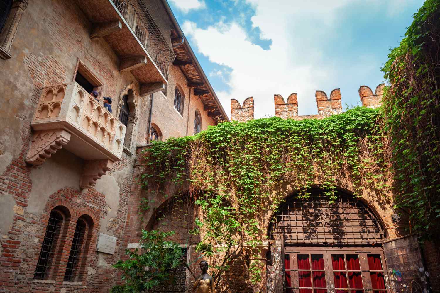 Juliet balcony in Verona Italy - is it worth a visit