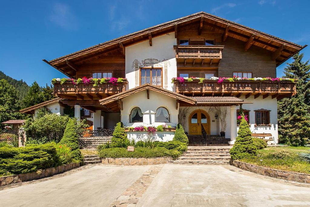 Beautiful places to stay in Leavenworth Washington during summer