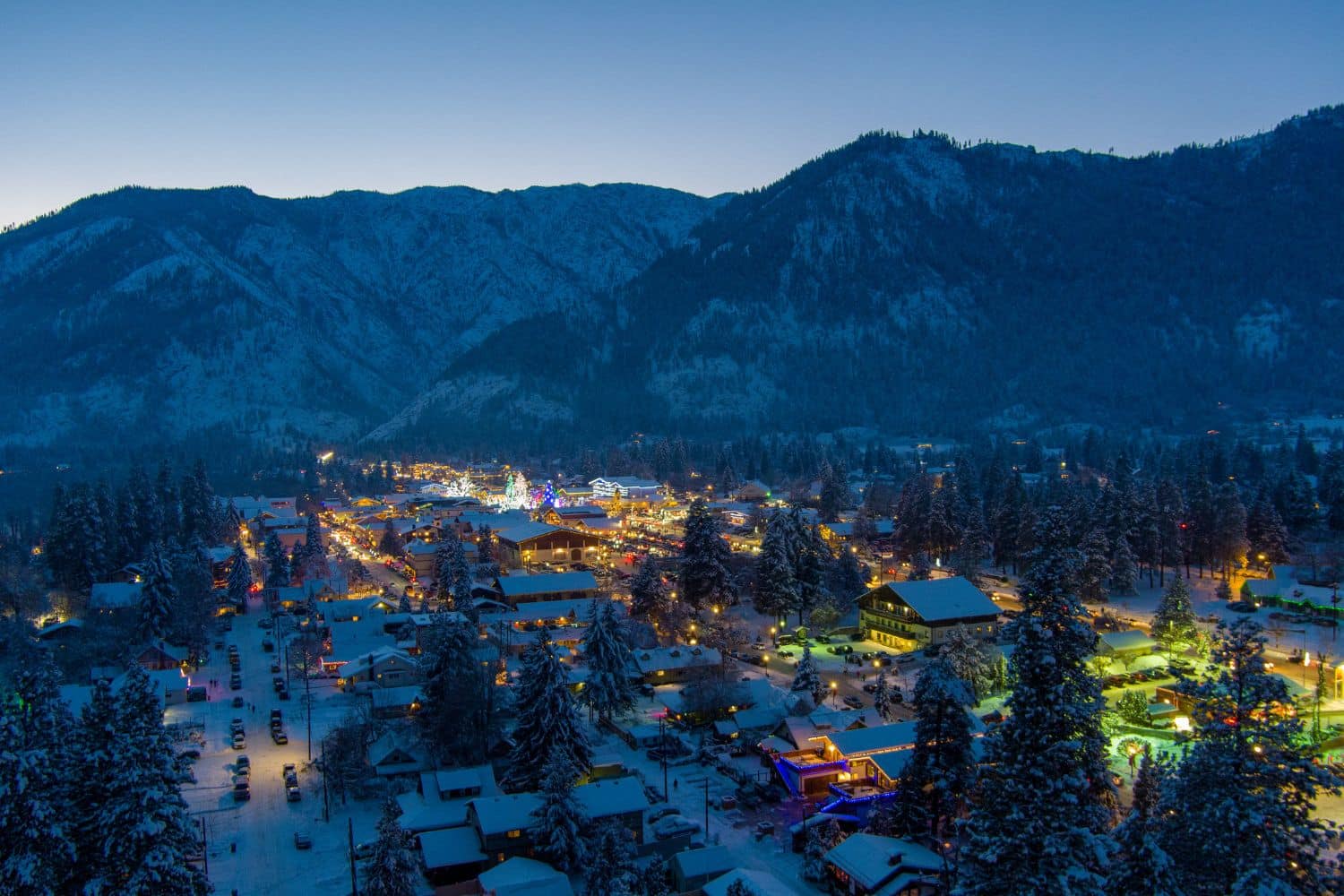 Leavenworth Washington - best time to visit is Christmas time but there is something you should know - Christmas lights up till February