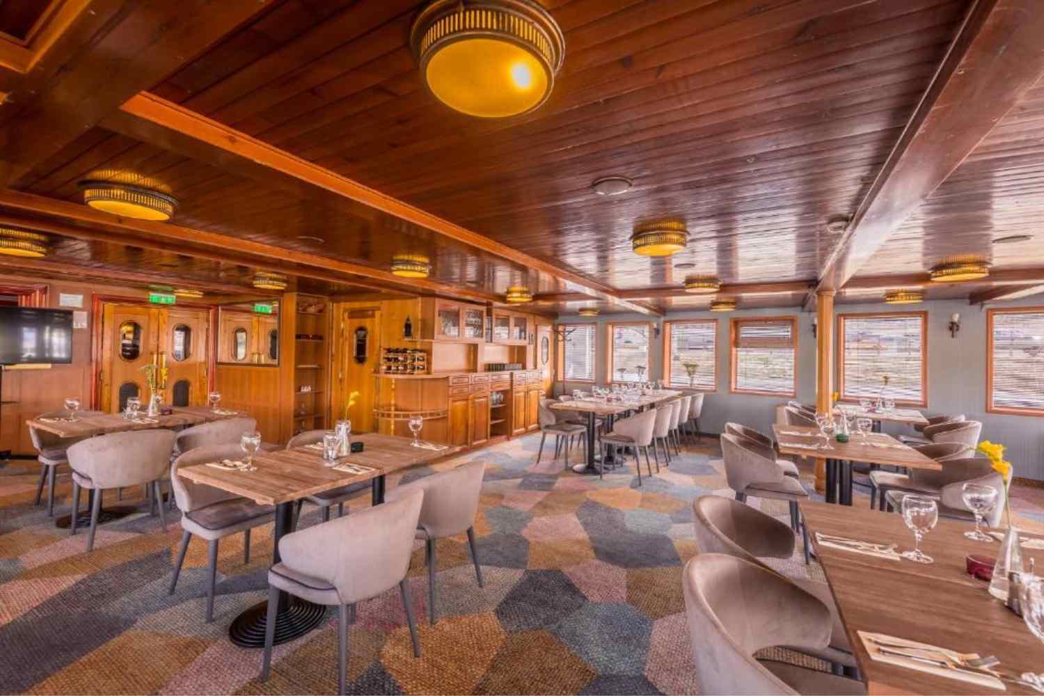 Fortuna Boat Hotel in Budapest - Danube river views