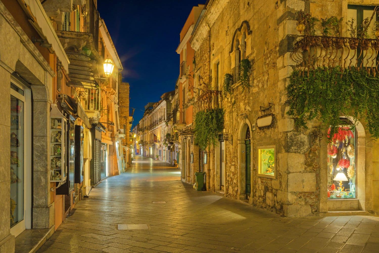 Take a stroll along Corso Umberto