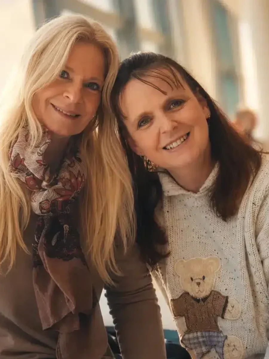 Elmari and Arina founders of travelandhome